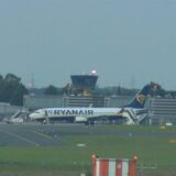 Eine Boeing von Ryanair steht auf dem Rollfeld am Flughafen Dortmund.