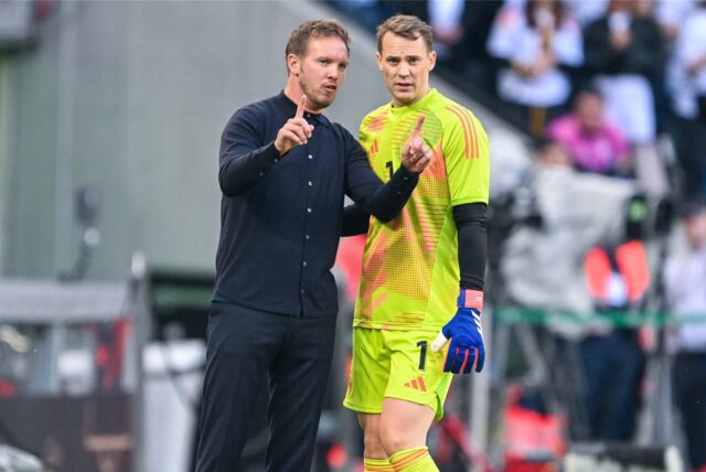 Julian Nagelsmann im Gespräch mit Manuel Neuer.