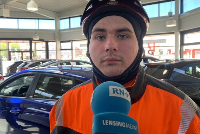 Maurice Prior vor dem Autohaus.