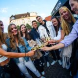Besucher stoßen beim Abendmarkt in Recklinghausen an.