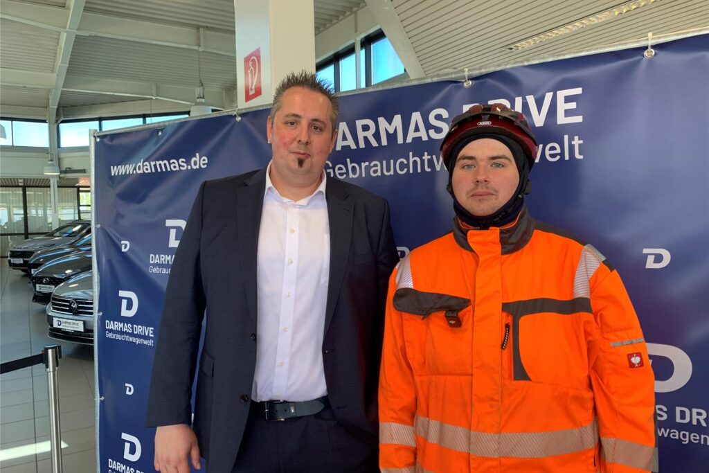 Der Anzeigenhauptmeister Niclas Matthei mit dem Gesamtverkaufsleiter für Gebrauchtwagen des Autohauses „Darmas Drive“ Nils Brauer in Castrop-Rauxel. Der Anzeigenhauptmeister Niclas Matthei mit dem Gesamtverkaufsleiter für Gebrauchtwagen des Autohauses „Darmas Drive“ Nils Brauer in Castrop-Rauxel.