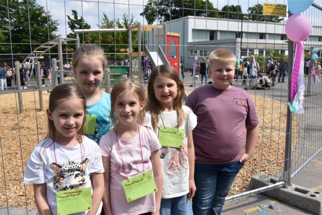 Anna, Milena, Mia, Lucia und Noah (v.l.) freuen sich zwar sehr über das neue Klettergerüst, dürfen es aber erstmal nur durch den Bauzaun anschauen.