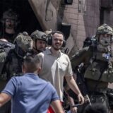 Andrey Kozlov (M), eine der vier israelischen Geiseln, die am 7. Oktober von der Hamas auf dem Nova-Musikfestival entführt wurden, kommt mit einem Hubschrauber im Sheba Medical Center an.
