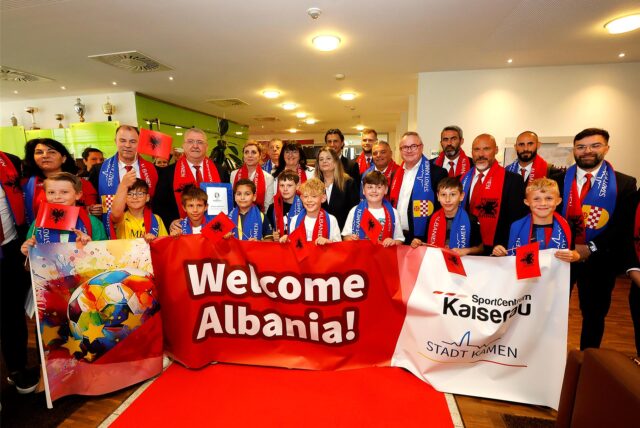 „Welcome Albania!“ Für die Nationalkicker gab es am Samstagabend im Sportcentrum Kamen-Kaiserau einen großen Empfang.