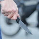Ein Mann hält ein Messer in seiner Hand.