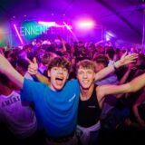 Zwei Jungs feiern beim Tennenfest in Recklinghausen-Speckhorn.