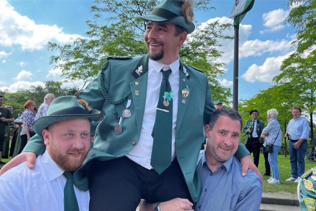 König Kai Schwickerath wird nach seinem Sieg beim Vogelschießen in Hochlarmark von seinen Schützenbrüdern auf den Schultern getragen.