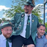König Kai Schwickerath wird nach seinem Sieg beim Vogelschießen in Hochlarmark von seinen Schützenbrüdern auf den Schultern getragen.