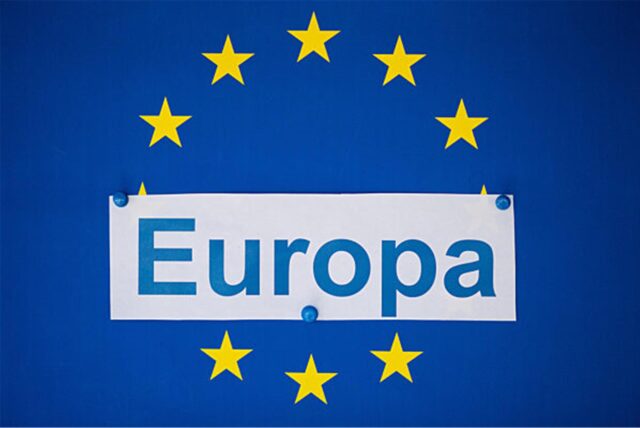 Die Flagge der Europäischen Union mit der Aufschrift «Europa». Im bevölkerungsreichsten Bundesland Nordrhein-Westfalen sind am Sonntag mehr als 13,8 Millionen Menschen zur Europawahl aufgerufen.