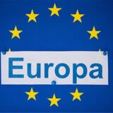 Die Flagge der Europäischen Union mit der Aufschrift «Europa». Im bevölkerungsreichsten Bundesland Nordrhein-Westfalen sind am Sonntag mehr als 13,8 Millionen Menschen zur Europawahl aufgerufen.