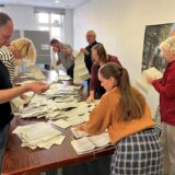 Wahlhelfer werten die Stimmzettel aus.
