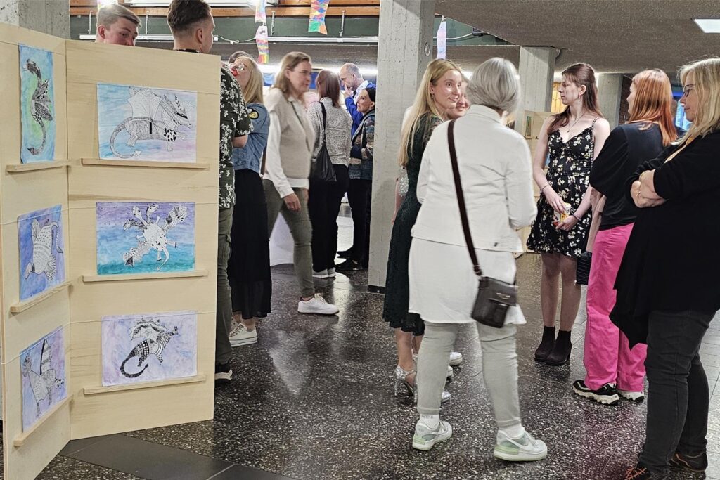 Vernissage ganz unterschiedlicher Schülerarbeiten Vernissage ganz unterschiedlicher Schülerarbeiten