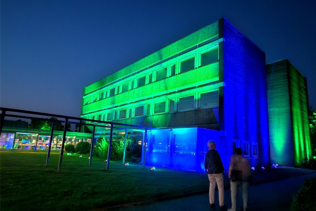 Professionell illuminiertes Schulgebäude Professionell illuminiertes Schulgebäude