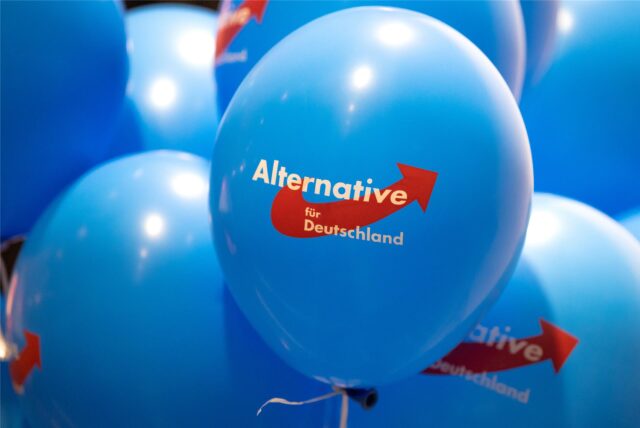 Luftballons mit dem Logo der AfD