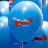 Luftballons mit dem Logo der AfD