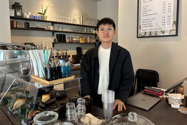 Hyeonjin Kim steht hinter der Theke im Café Sinabro.