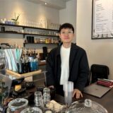 Hyeonjin Kim steht hinter der Theke im Café Sinabro.
