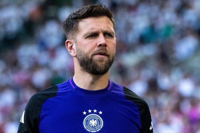 Niclas Füllkrug im Aufwärmshirt der Deutschen Nationalmannschaft.