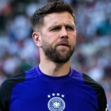 Niclas Füllkrug im Aufwärmshirt der Deutschen Nationalmannschaft.