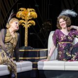Rebecca Davis (Fiordiligi, l.) und Lina Hoffmann (Dorabella) sitzen als Schönheiten der 1920er-Jahre auf der Bühne.