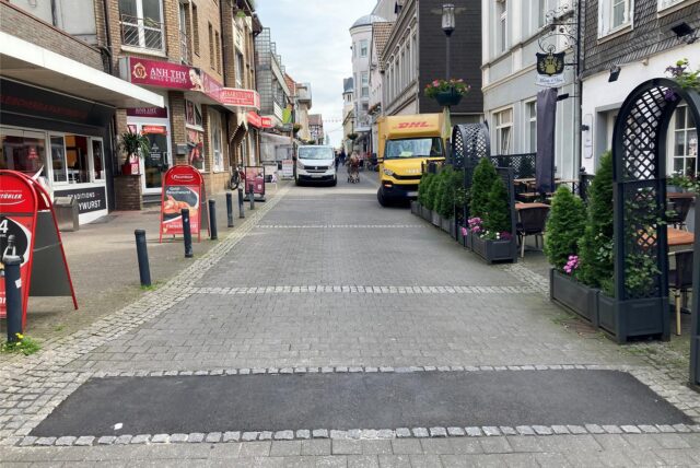 Die Bronzeplatte am Steintor ist zurzeit entfernt, die Fläche asphaltiert worden.