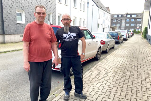 Bernhard Köllner (links) und Olaf Schulz stehen auf dem Gehweg der Grimmstraße in Herten-Westerholt.