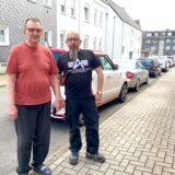 Bernhard Köllner (links) und Olaf Schulz stehen auf dem Gehweg der Grimmstraße in Herten-Westerholt.