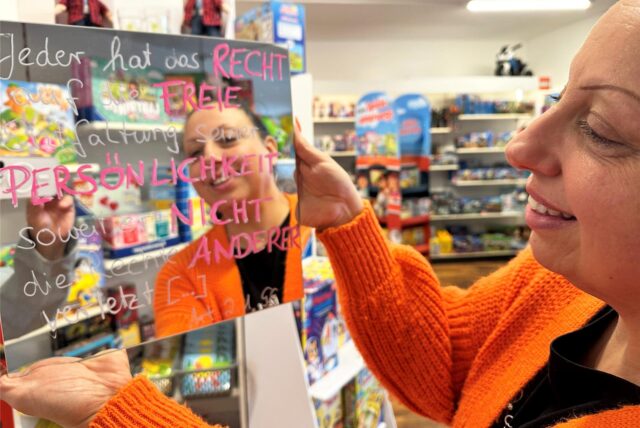 Das Recht auf freie Entfaltung der Persönlichkeit, soweit nicht die Rechte Anderer verletzt werden,  fordert Tanja Ligas in „Püppies Laden“ ein.