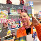 Das Recht auf freie Entfaltung der Persönlichkeit, soweit nicht die Rechte Anderer verletzt werden,  fordert Tanja Ligas in „Püppies Laden“ ein.