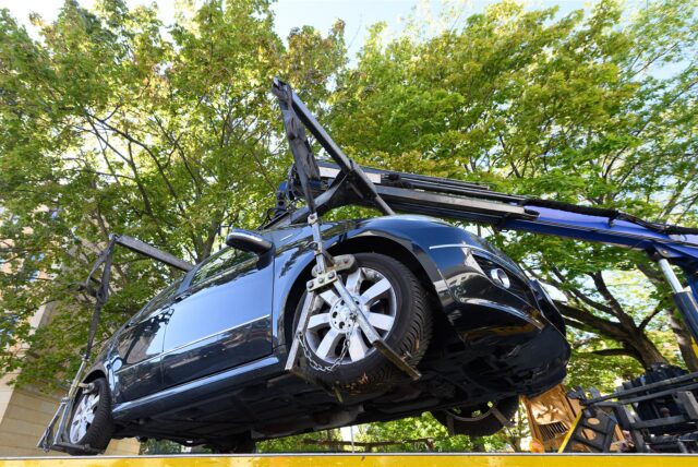 Mit der App „Parknotruf“ können Nutzer Falschparker melden und deren Wagen abschleppen lassen.