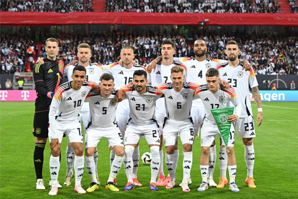 Die deutsche Fußball-Nationalmannschaft hat sich vor dem Testspiel gegen die Ukraine vor der EM 2024 zum Mannschaftsfoto aufgestellt.