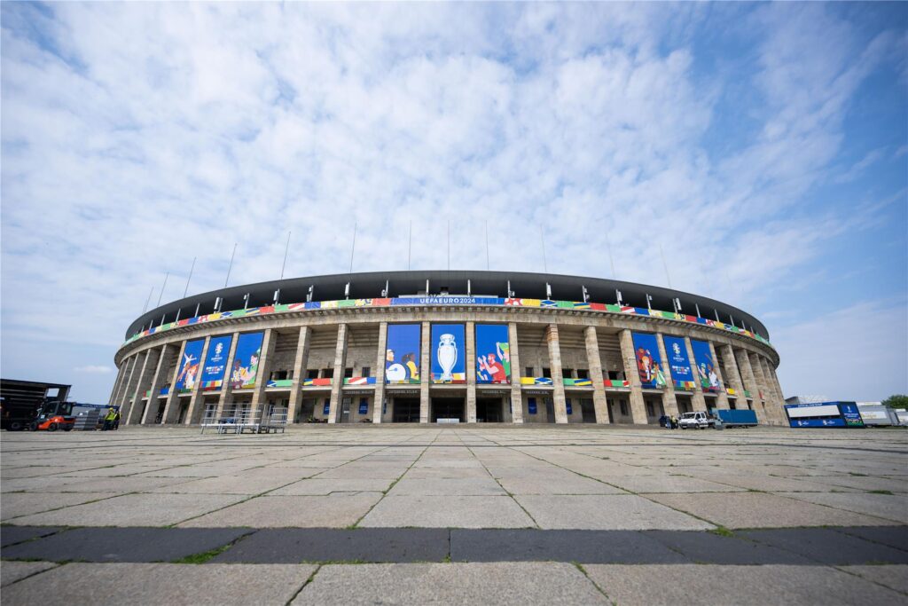 Blick auf das für die EM 2024 geschmückte Olympiastadion in Berlin.
