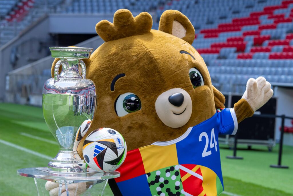 Albärt, Maskottchen der Fußball-EM 2024, steht bei der Präsentation des EM-Pokals in der Allianz Arena in München.