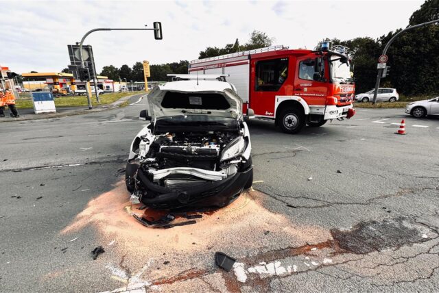 Ein nach einem Unfall zerstörtes Autos steht auf einer Kreuzung
