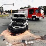 Ein nach einem Unfall zerstörtes Autos steht auf einer Kreuzung