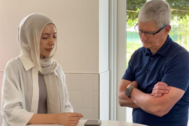 Vildan Kocabas aus Dortmund spricht mit Apple-Chef Tim Cook.
