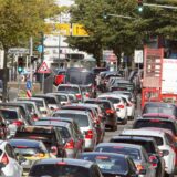 Autos stehen auf dem Königswall in Dortmund im Stau.