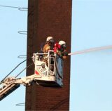 Einsatzkräfte der Feuerwehr bei Nachlöscharbeiten an der Raiffeisenstraße in Recklinghausen