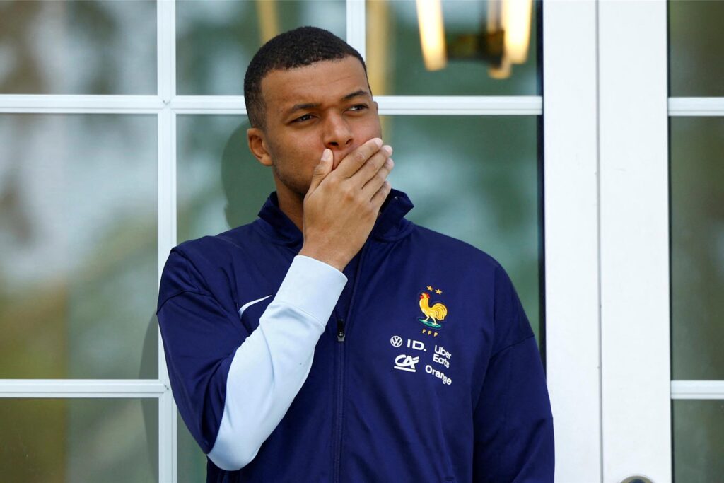 Der französische Fußballspieler Kylian Mbappe gestikuliert im Trainingszentrum der französischen Fußballnationalmannschaft. Der französische Fußballspieler Kylian Mbappe gestikuliert im Trainingszentrum der französischen Fußballnationalmannschaft.