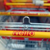 Der Schriftzug „Netto“ steht auf einem Einkaufswagen.
