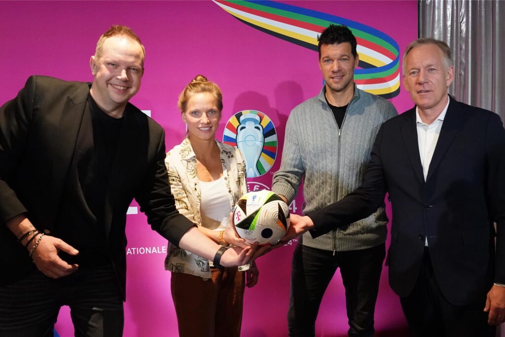 Wolff-Christoph Fuss, Tabea Kemme, Michael Ballack und Johannes B. Kerner aus dem Team von Magenta TV für die EM 2024 halten einen Spielball. Wolff-Christoph Fuss, Tabea Kemme, Michael Ballack und Johannes B. Kerner aus dem Team von Magenta TV für die EM 2024 halten einen Spielball.