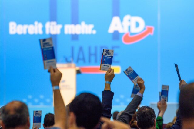 Stimmzettel vor einem Logo der AfD