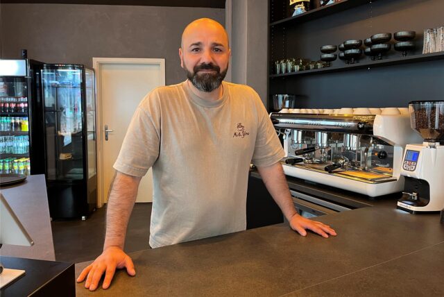 Murat Ince steht in seinem Café „Mi & You“ an der Breiten Straße in Recklinghausen.