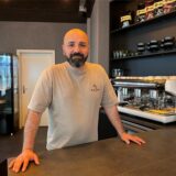 Murat Ince steht in seinem Café „Mi & You“ an der Breiten Straße in Recklinghausen.