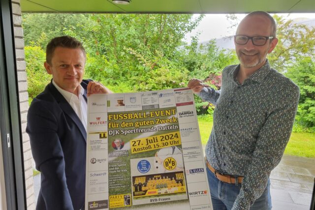 Zwei Männer halten ein Plakat