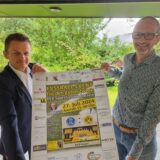 Zwei Männer halten ein Plakat