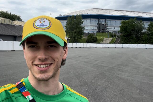 Roman Lachowicz steht als Volunteer vor der Arena Auf Schalke in Gelsenkirchen