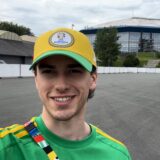 Roman Lachowicz steht als Volunteer vor der Arena Auf Schalke in Gelsenkirchen