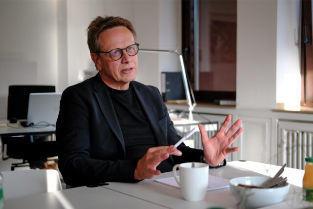 Ein Mann sitzt an einem Schreibtisch