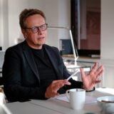 Ein Mann sitzt an einem Schreibtisch
